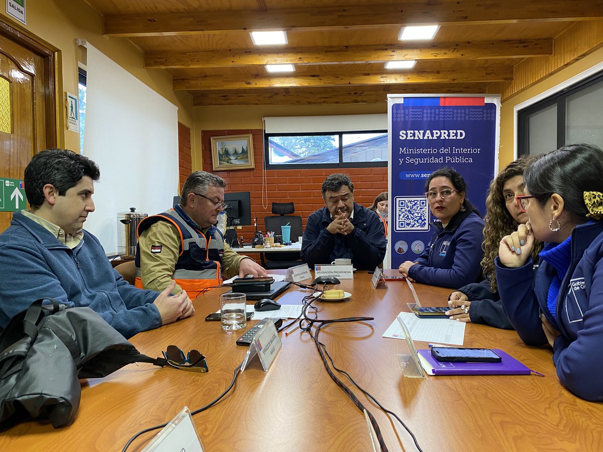 En Senapred Maule, ministro <a href="/MinagriCL/">Ministerio de Agricultura de Chile 🇨🇱</a>, Esteban Valenzuela; delegada <a href="/Dpp_Linares/">DPPLinares</a>, Aly Valderrama; seremis <a href="/MinagriMaule/">Minagri Maule</a> y <a href="/VoceriaMaule/">Vocería de Gobierno Maule</a>; jefe de gabinete de la <a href="/DPRMaule/">Delegación Presidencial Regional del Maule</a> y director (s) de Senapred, realizaron balance de situación en cuanto a la evacuación por alerta de tsunami.