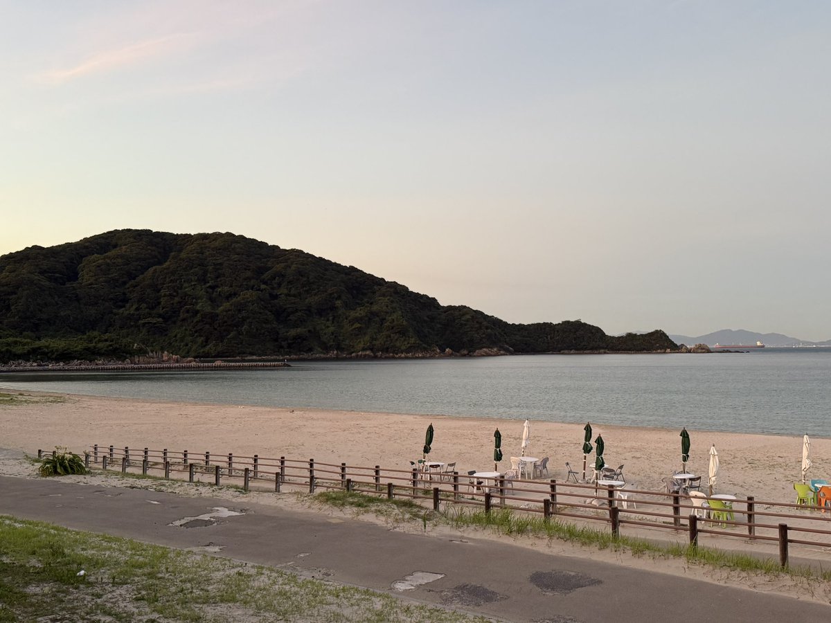 今日から山口県で卓球インターハイ🏓
早速海をのぞいてみる。
海水浴場だ。
釣り人もいる。