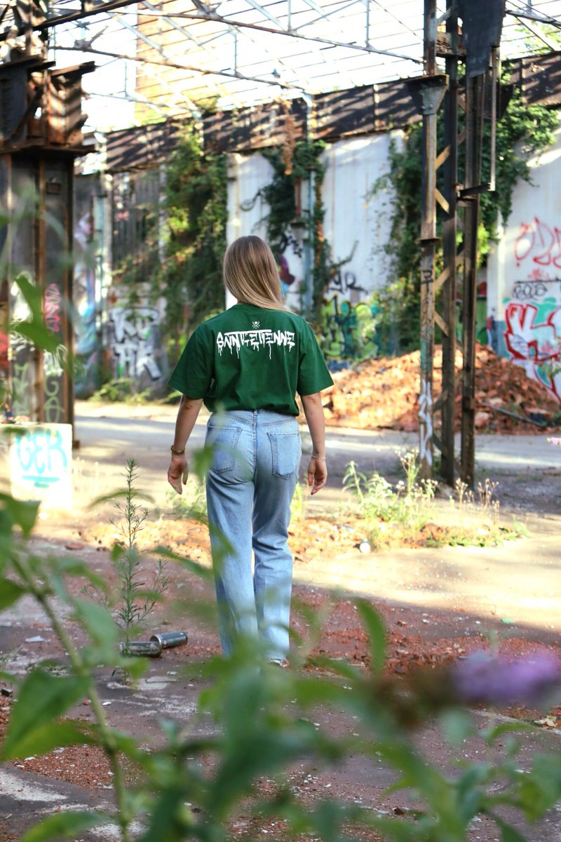 _k7em_'s tweet image. Un t-shirt n’a jamais été aussi en phase avec son environnement (verdure, tag, graff’…)