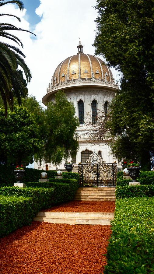 World_Harmony_'s tweet photo. The Bahá'í Shrine in Haifa, Israel, is the resting place of the Báb, a central figure in the Bahá'í Faith. Surrounded by stunning gardens on Mount Carmel, it's part of a UNESCO World Heritage Site and a symbol of peace, unity, and global spiritual heritage. https://t.co/qi8oRtUu8o