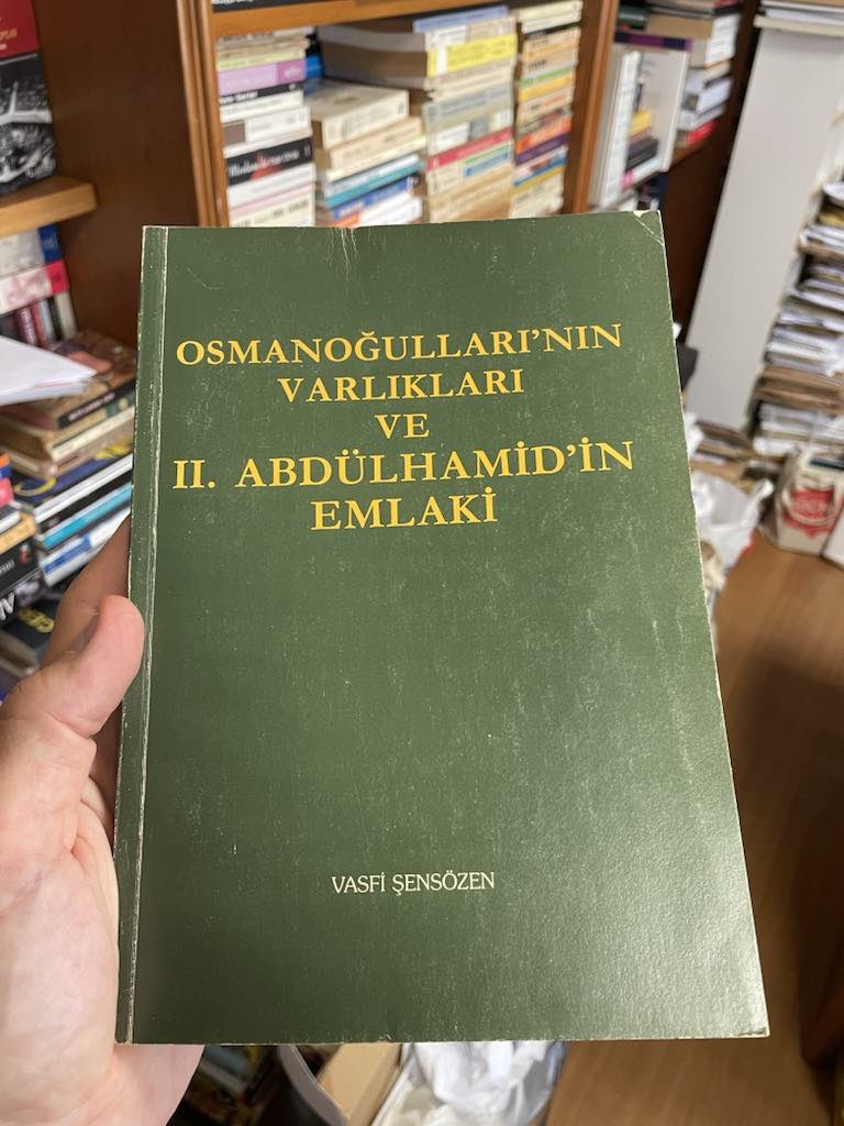 Abdülhamid’in torunu olan o şehzade Osmanoğlu benimle irtibata geçsin, kütüphanemde onun çok hoşuna gidecek bir eser var 😁