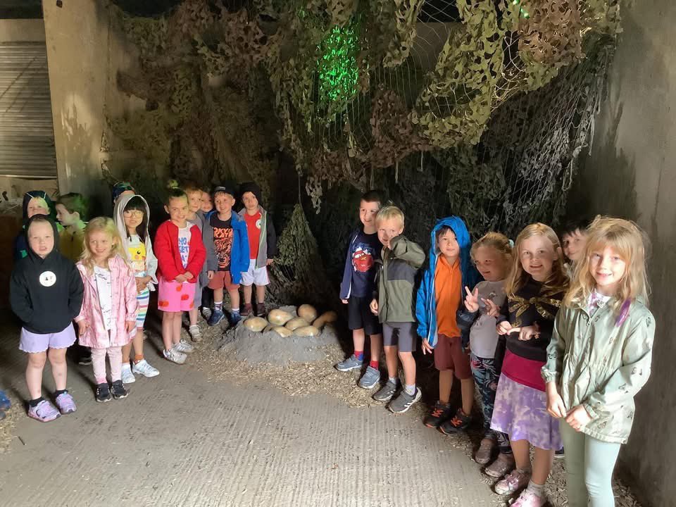AcornsActionPak's tweet photo. The 5-6s had a roarsome day out at Avon Valley Adventure Park. From feeding the animals, having fun in the play zones, the highlight was definitely meeting a dinosaur.
@AvonValleyPark https://t.co/yli3xoBWe7