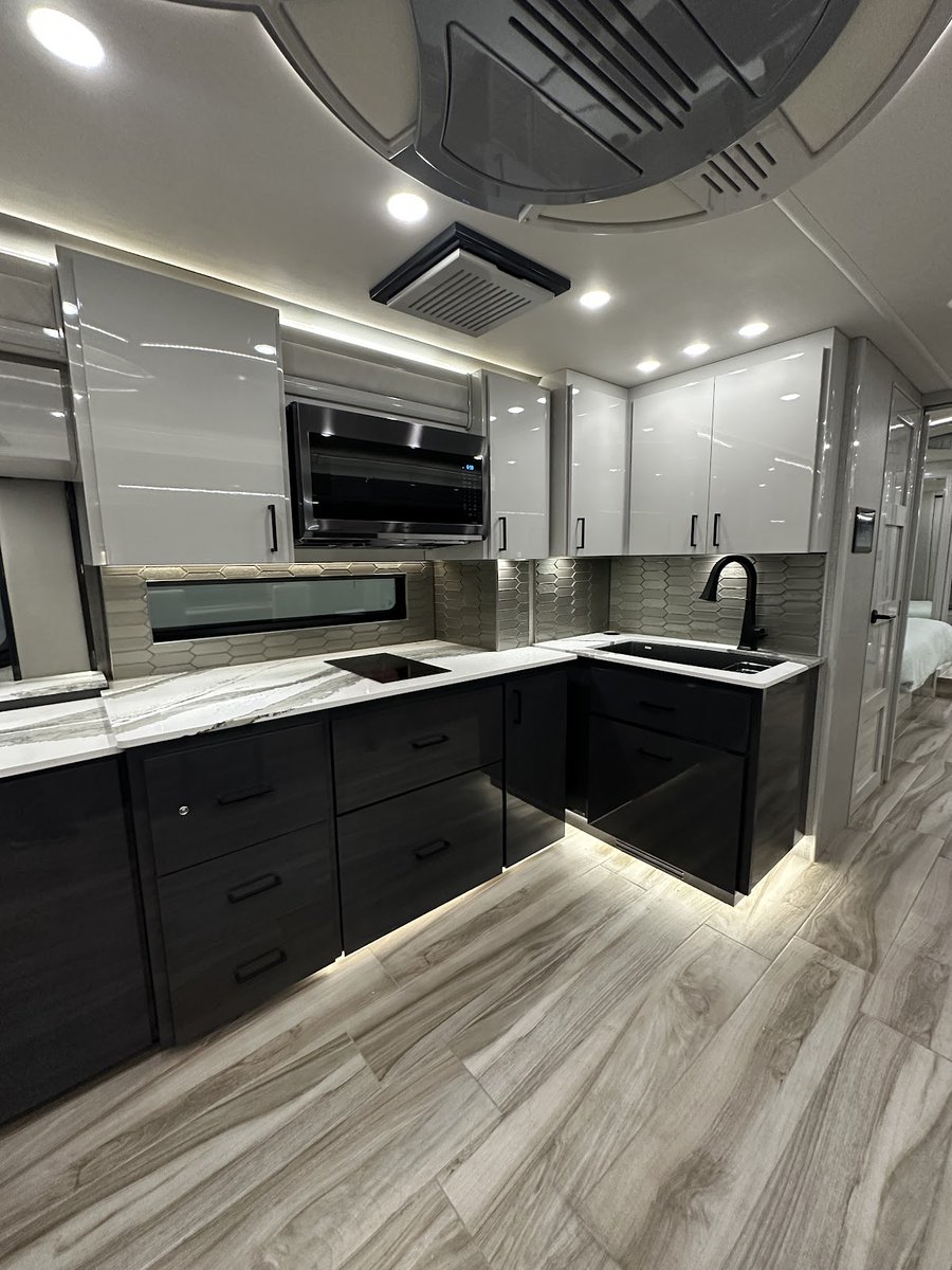 amcoachdiv's tweet photo. Always dreamed of custom-creating your own coach? Check out this stunning two-toned cabinetry in the Eagle 45FW helped designed by our brand ambassadors #fuelyourwander. https://t.co/Mg302fF5Gw