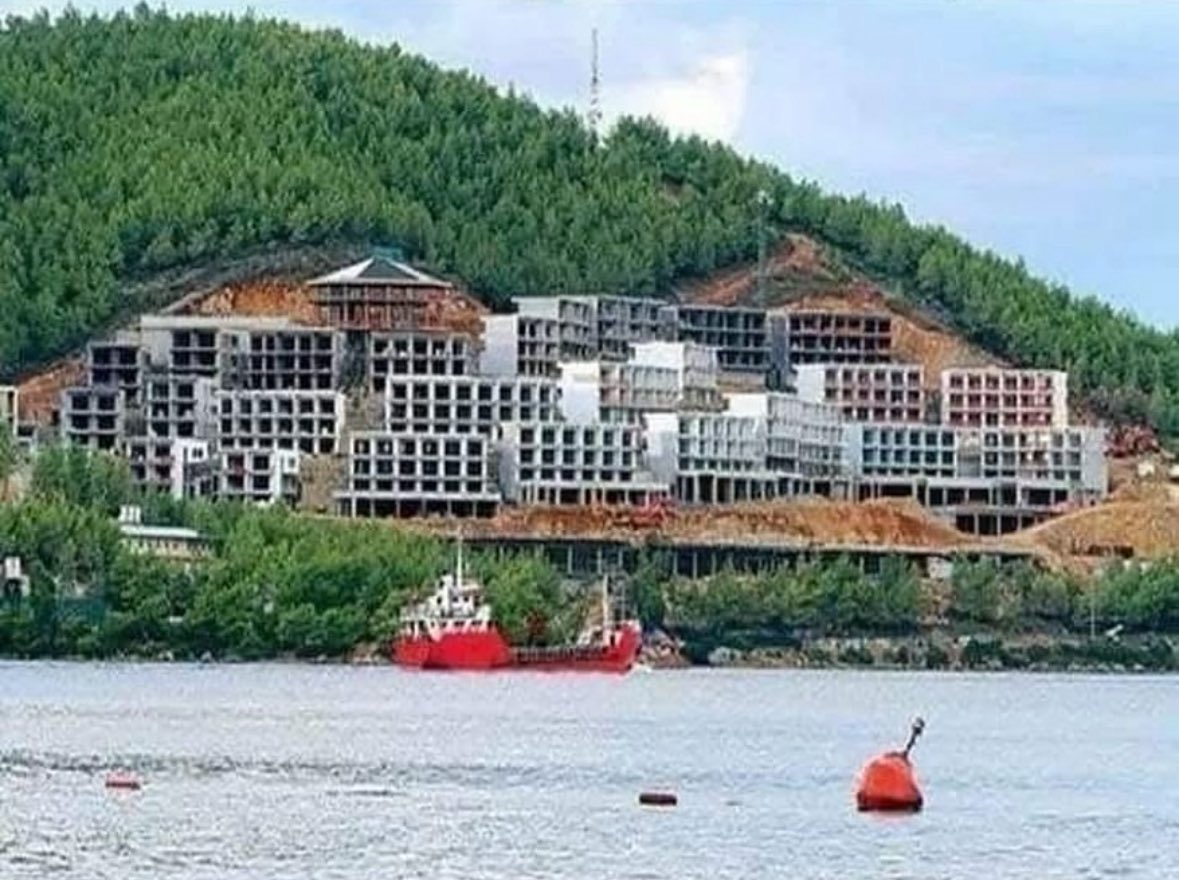 Bu otelin yapımında hiçbir ağaç kesilmemiştir.

Tamamı yakılmıştır!..
#yangınvar