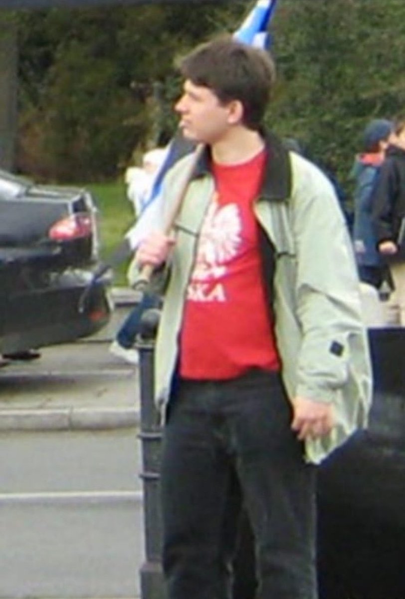 Wczoraj przypadkiem na Twitterze trafiłem na to zdjęcie. Nie wiedziałem wcześniej nawet o jego istnieniu.

Zostało zrobione przed Sejmem w 2008 roku, na manifestacji UPR przeciwko Traktatowi Lizbońskiemu. Uważaliśmy ten traktat za bardzo groźny dla polskiej suwerenności. Po tych