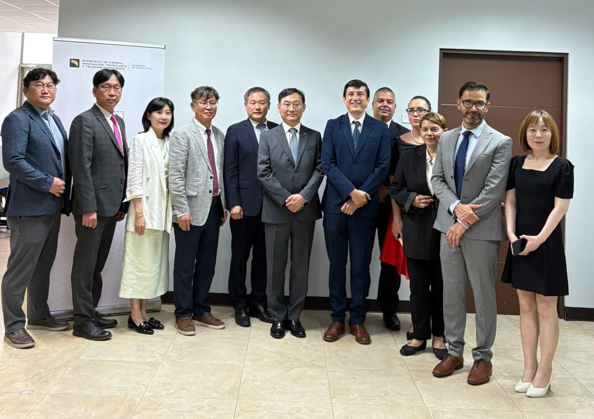 micittcr's tweet photo. 🚀 Esta semana se inauguró oficialmente el K-LAB, una iniciativa conjunta entre Corea del Sur, el Gobierno de Costa Rica, el @micittcr y el Tecnológico de Costa Rica.
Detalles en https://t.co/ZV3WvzTg5w
#KLAB #Innovación #TransformaciónDigital #MICITT #TEC #CoreaCostaRica https://t.co/XYmKiVc7it