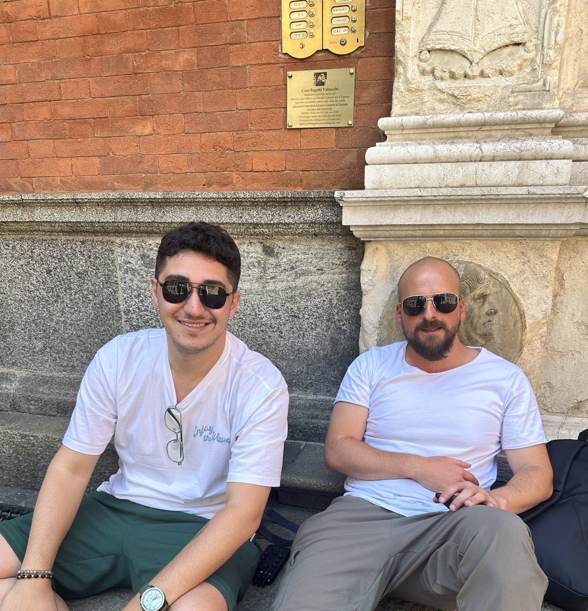 Adamlar muhabir değil Galatasaray aşığı

Sen git milano da sabaha’ Kadar otelin önünde Osimhan Transferini koştur 

Mıstık ve kral bir hareket… 

#Galatasaray #Osimhen #SONDAKİKA