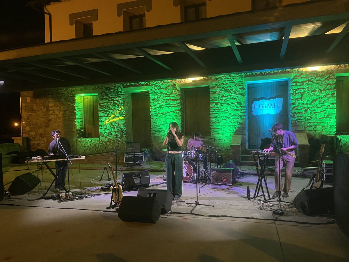 Ara mateix ⁦<a href="/remeifresca/">Remei de Ca la Fresca</a>⁩ al  ⁦<a href="/dansaneu/">Dansàneu</a>⁩. Si heu anat a Sorpe, som a València d’Àneu. Ells són del Montseny i no tenen fred.