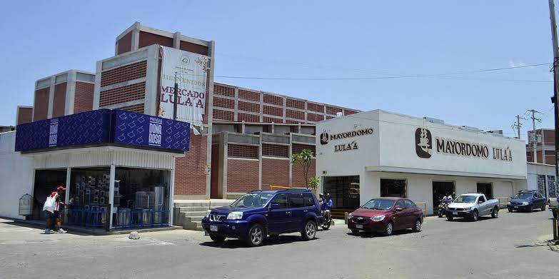Terminando la obra del área de "Pan y Comedores" en el Mercado de Abasto por parte de <a href="/SEDATU_mx/">SEDATU México</a>,el <a href="/MunicipioOaxaca/">Municipio de Oaxaca de Juárez</a> deberá retirar el local de <a href="/ChocoMayordomo/">Chocolate Mayordomo</a> que pusieron frente al mercado "Lula'a" como parte de una REUBICACIÓN TEMPORAL. La ley es la ley y nada de hacerse güey.