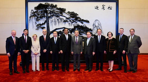 SpoxCHNinUS's tweet photo. 🇨🇳🇺🇸FM #WangYi held a meeting with Rajesh Subramaniam, Board Chair of #US–#China Business Council (#USCBC), and a high‑level US business delegation on Wednesday in #Beijing.

Wang reaffirmed China's commitment to high-level opening up and the creation of a first-class business environment that is market-oriented, law-based and internationalized. He welcomed continued investment from U.S. companies and encouraged them to share in China's development and growth.

#ChinaUS #ChinaEconomy