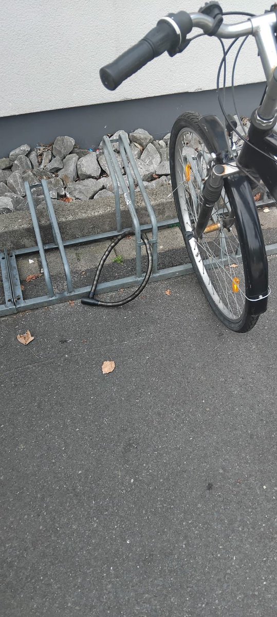 Beim Einkaufen mein fahrrad so abgeschlossen 😭😭😭 so froh das mein fahrrad nicht geklaut wurde