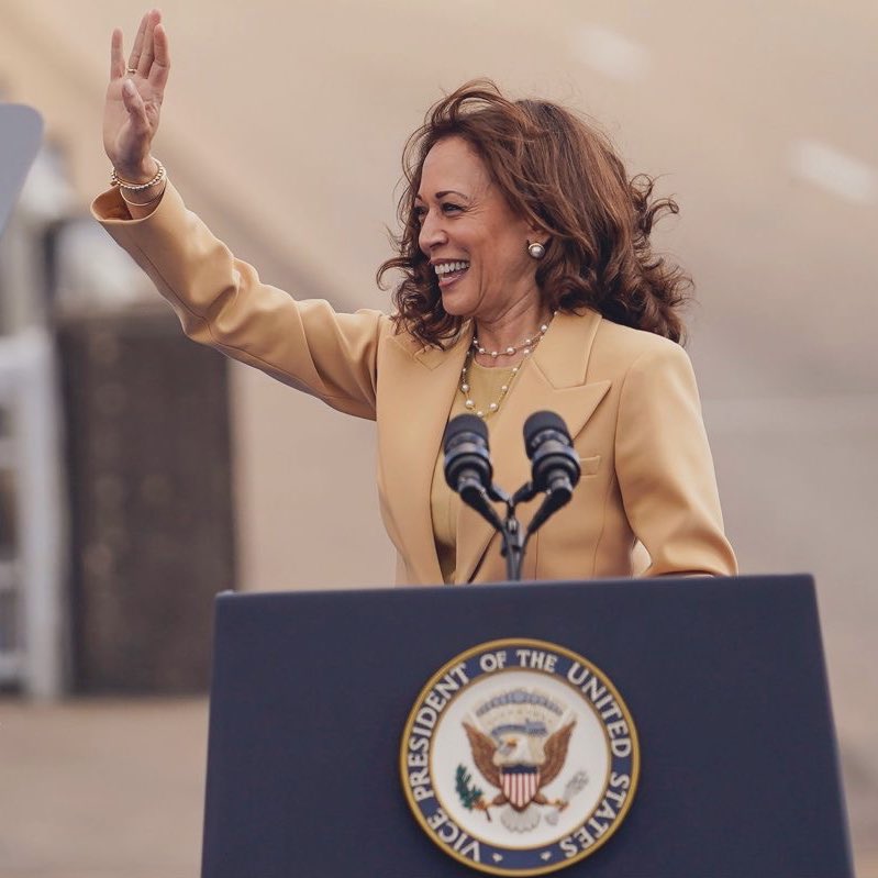 audrxysn's tweet image. Literally everyone — WaPo, AP, ABC, NBC, CBS, NYT, LAT, People, USA Today, Pop Crave, Harry Sisson, Gavin Newsom…
Every outlet, every analyst, every politics watcher is talking about her statement.

The power she holds is INSANE.