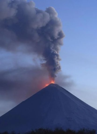 #Internacional | 🌋 Erupción en Rusia tras fuerte sismo
El volcán Klyuchevskoi, el más alto y activo de Eurasia, entró en erupción horas después del terremoto de magnitud 8.8 que sacudió la península de Kamchatka.

Autoridades monitorean la actividad volcánica y posibles