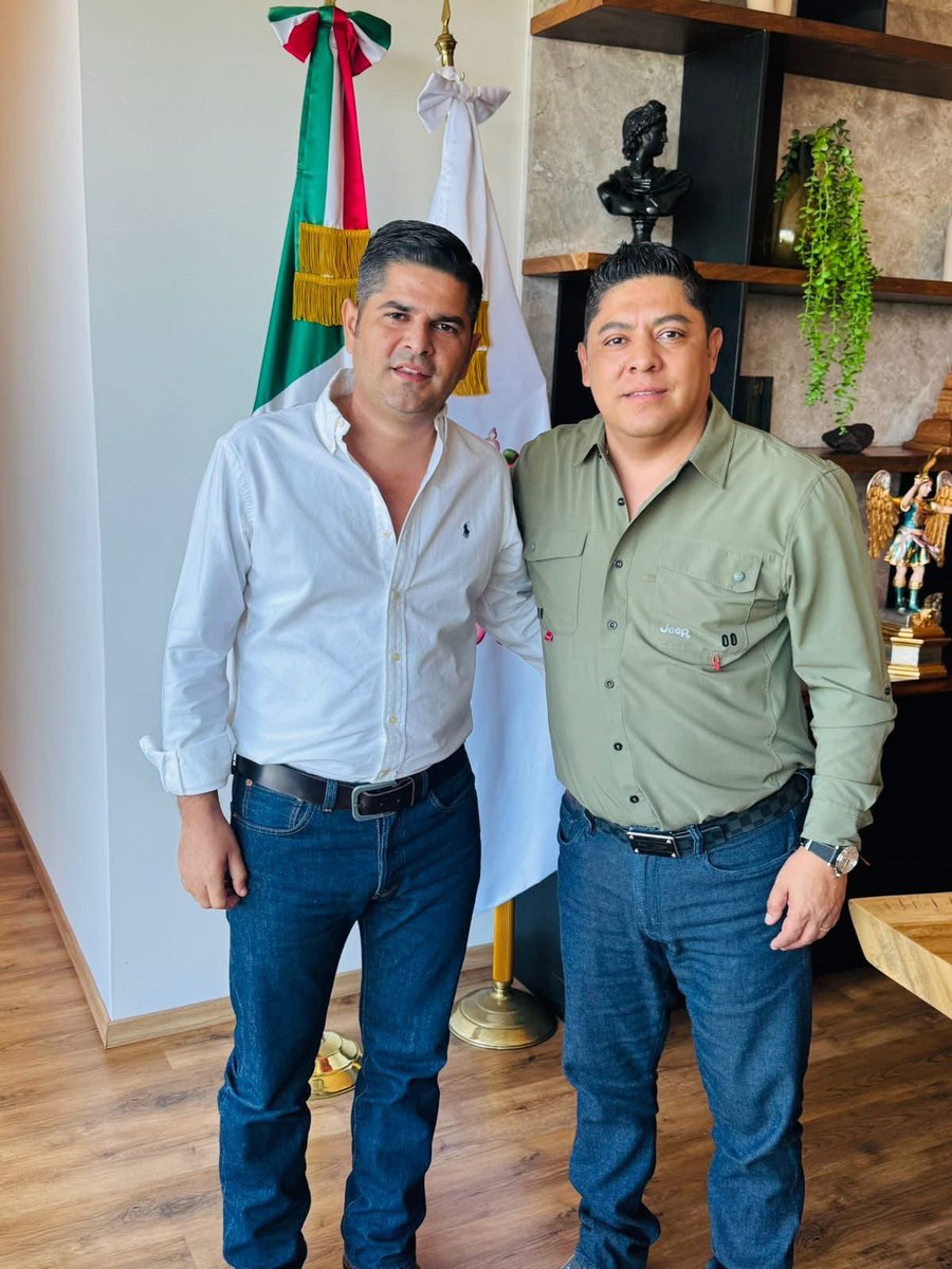 Ahijadxs buenas noticias, me reuní con el Presidente Municipal de San Vicente Tancuayalab, Gilberto González Zumaya, les cuento que vamos a arrancar con la carretera San Vicente- El Higo 🛣que tendrá una inversión de más 100 millones de pesos. 🤝

¡Está vía sin duda mejorará los