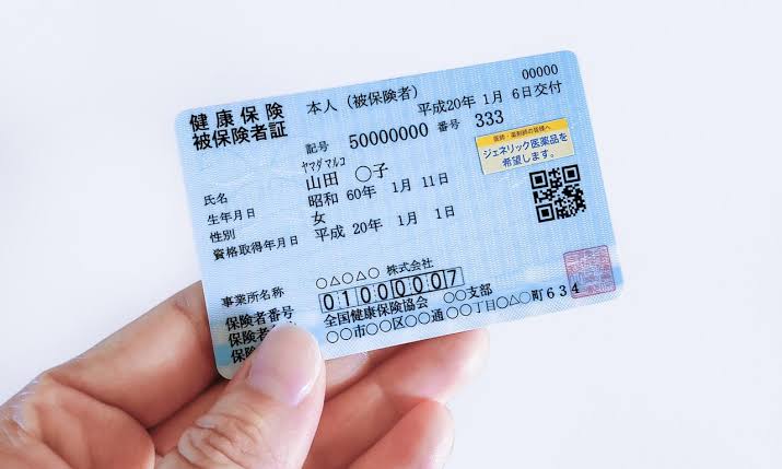 速報です。明日から保険証使えなくなります。知らない人はかなりピンチだから絶対にしっておいて、8月1日から保険診療をうける場合はマイナ保険証に切り替えるか、資格確認書が必要になってくるので注意して下さい。有効期限が切れちゃってどうしたらいいか分からない人。詳細はリプ欄にまとめました↓