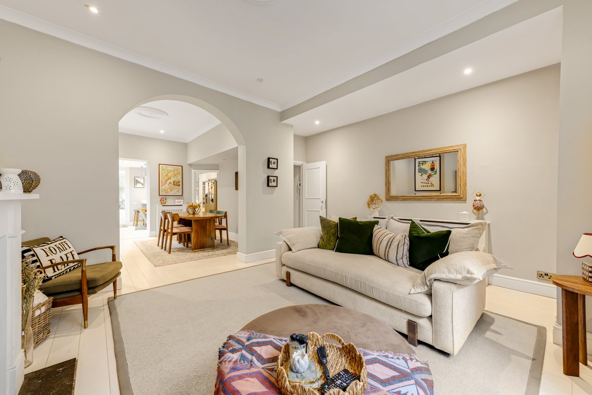 A garden flat with charm in the heart of Pimlico. 🌿

This stylish three-bed duplex offers 1,394 sq ft, two receptions, and a private patio garden.

📍 Cambridge Street, SW1
🔗 bit.ly/458Bt2g

#PimlicoProperty #LondonHomes #SW1 #GardenFlat #ForSale