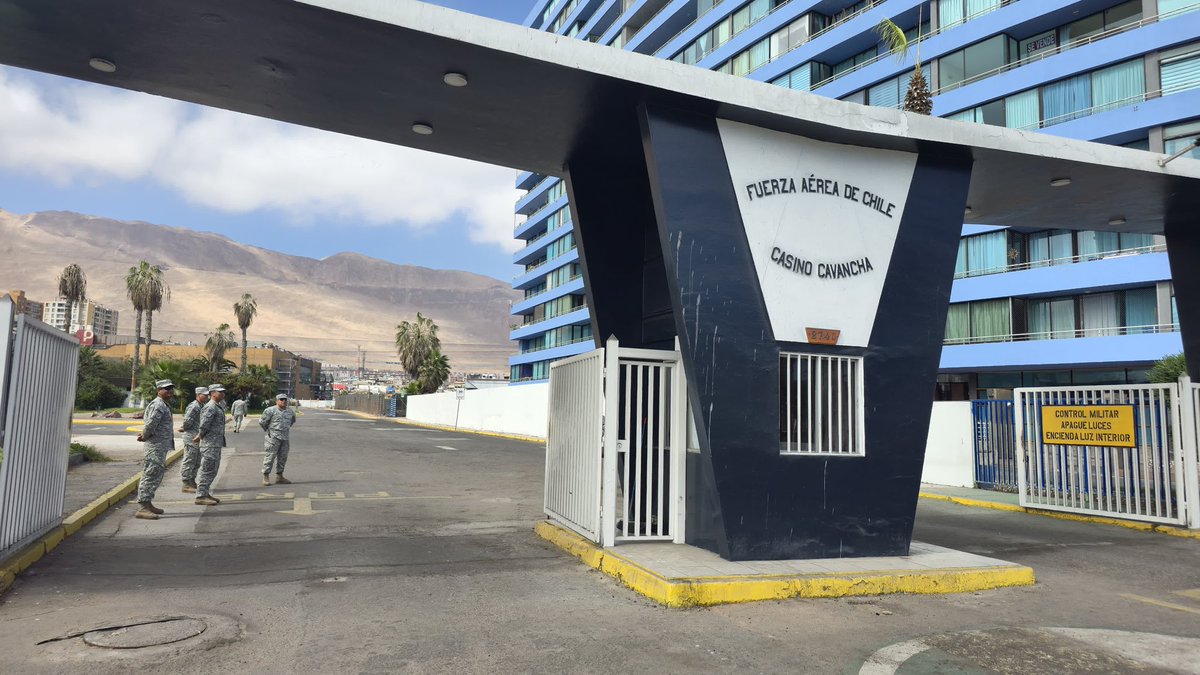 Fuerza Aérea de Chile (@fach_chile) on Twitter photo Durante la emergencia por alerta de tsunami en Iquique, personal de la Iª Brigada Aérea apoyó a <a href="/Carabdechile/">Carabineros de Chile</a> en la evacuación del sector #Cavancha, orientando a la comunidad en zona de inundación. Durante la emergencia por alerta de tsunami en Iquique, personal de la Iª Brigada Aérea apoyó a <a href="/Carabdechile/">Carabineros de Chile</a> en la evacuación del sector #Cavancha, orientando a la comunidad en zona de inundación.