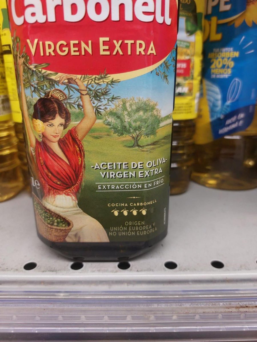 Por la península ya lo están denunciando, yo lo acabo de ver en COVIRAN , es aceite procedente de Marruecos, Carbonell vendiéndolo a 11.50 (igual que el nuestro). Ampliar la foto y veréis que pone "origen Comunidad Europea y debajo NO COMUNIDAD EUPOPEA". Que poca vergüenza.