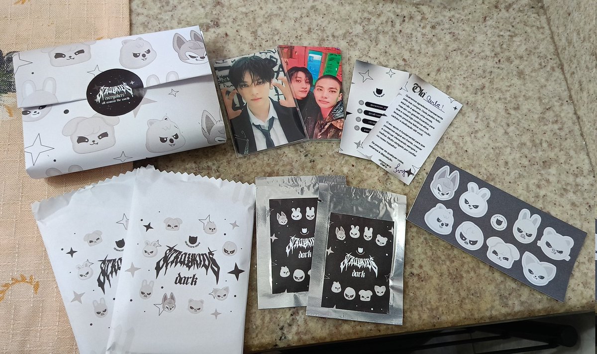 SunsetSparkling's tweet image. Vindo deixar um feedback super positivo pra @AnEncore_Store por esses holders maravilhosos dos skzoo, além da experiência a parte que foi os brindes e essa embalagem linda que deixou os produtos protegidinhos!
Muito obrigado Ivy❣️