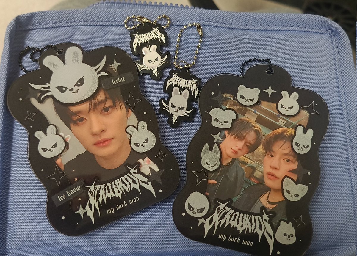 SunsetSparkling's tweet image. Vindo deixar um feedback super positivo pra @AnEncore_Store por esses holders maravilhosos dos skzoo, além da experiência a parte que foi os brindes e essa embalagem linda que deixou os produtos protegidinhos!
Muito obrigado Ivy❣️