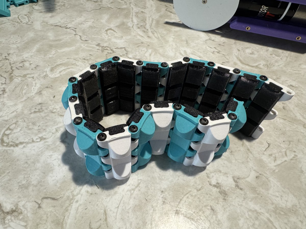Final_Layer_3D's tweet image. Introducing fully 3D printed 2 part track for Piranha Death Racer! I&apos;ve had this in the works for a while and was hoping to have in time for MRRF but @3DPrintopia works too. Based on the stock TPU tracks and adapted for hard materials for use with stock drive frames! Available on…