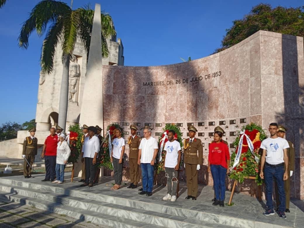 #Cuba 🇨🇺 Amanecer junto a los mártires de la #Patria 

📌Ofendas florales fueron depositadas bien temprano en el cementerio Santa Ifigenia y el Callejón del Muro, como tributo a Frank País, Raúl Pujol y todos los que ofrendaron sus vidas por la #Patria

⬇️juventudrebelde.cu/cuba/2025-07-3…