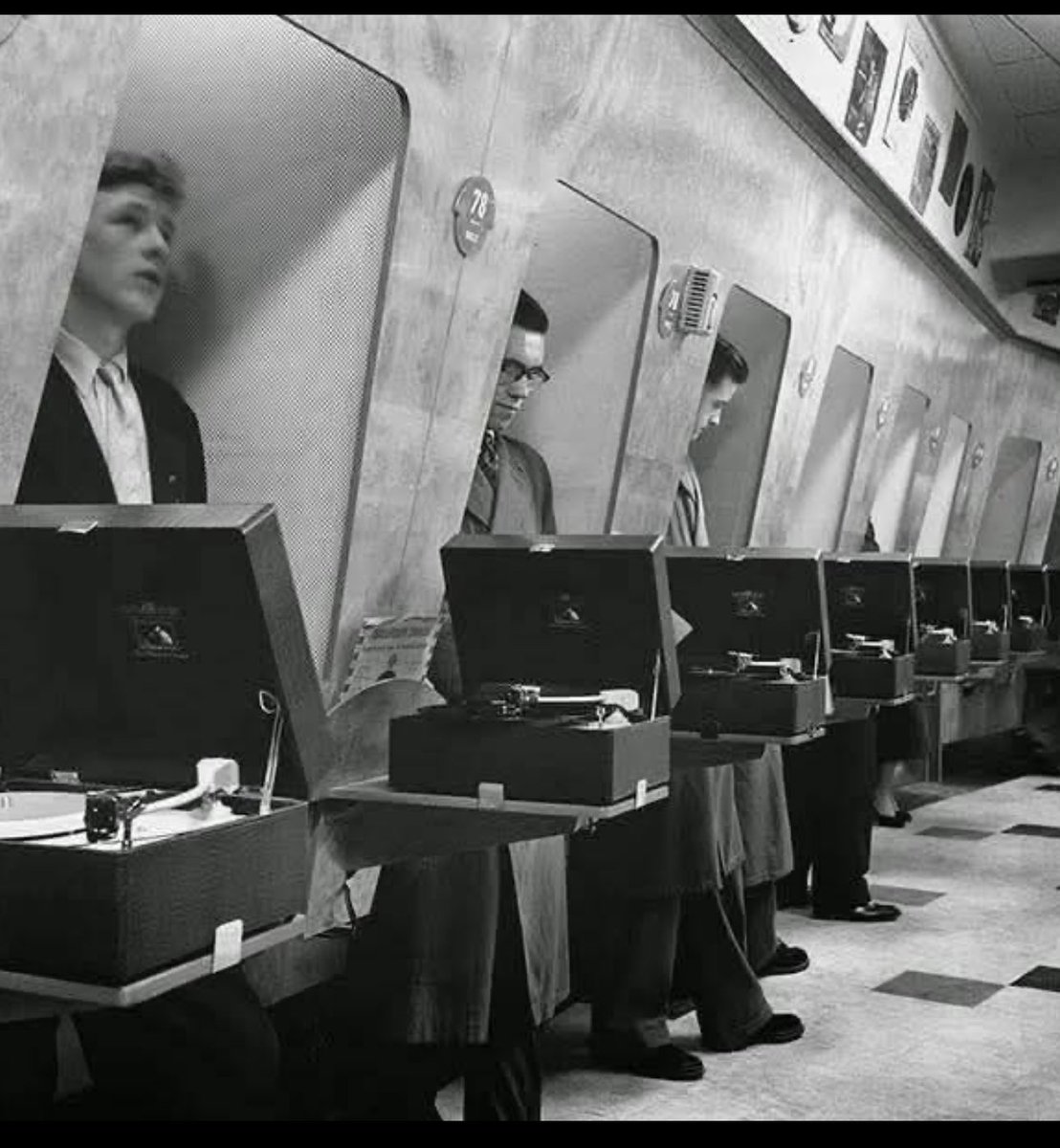 ТАСС. В Москве на Чистых прудах открылся салон Spotity. Музыка записывается в Стамбуле на пластинки, затем на контрабандных шаландах, полных печали, доставляется в Анапу, а оттуда с проводниками в Москву.
Они могут завести патефон и насладиться любимой музыкой!
Москва, XXI век.🫠