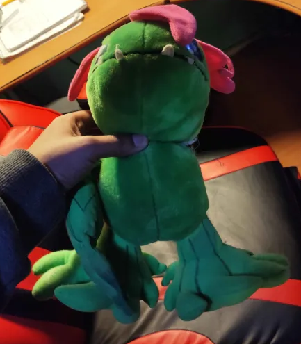 ''Thank you for adopting me!'' 🦖🌺

My bf bought this second-hand Palmon's plushie, it was missing his arm but he bought it anyway! So I made this drawing showing that now his Palmon is happy and safe with him.

#Digimon