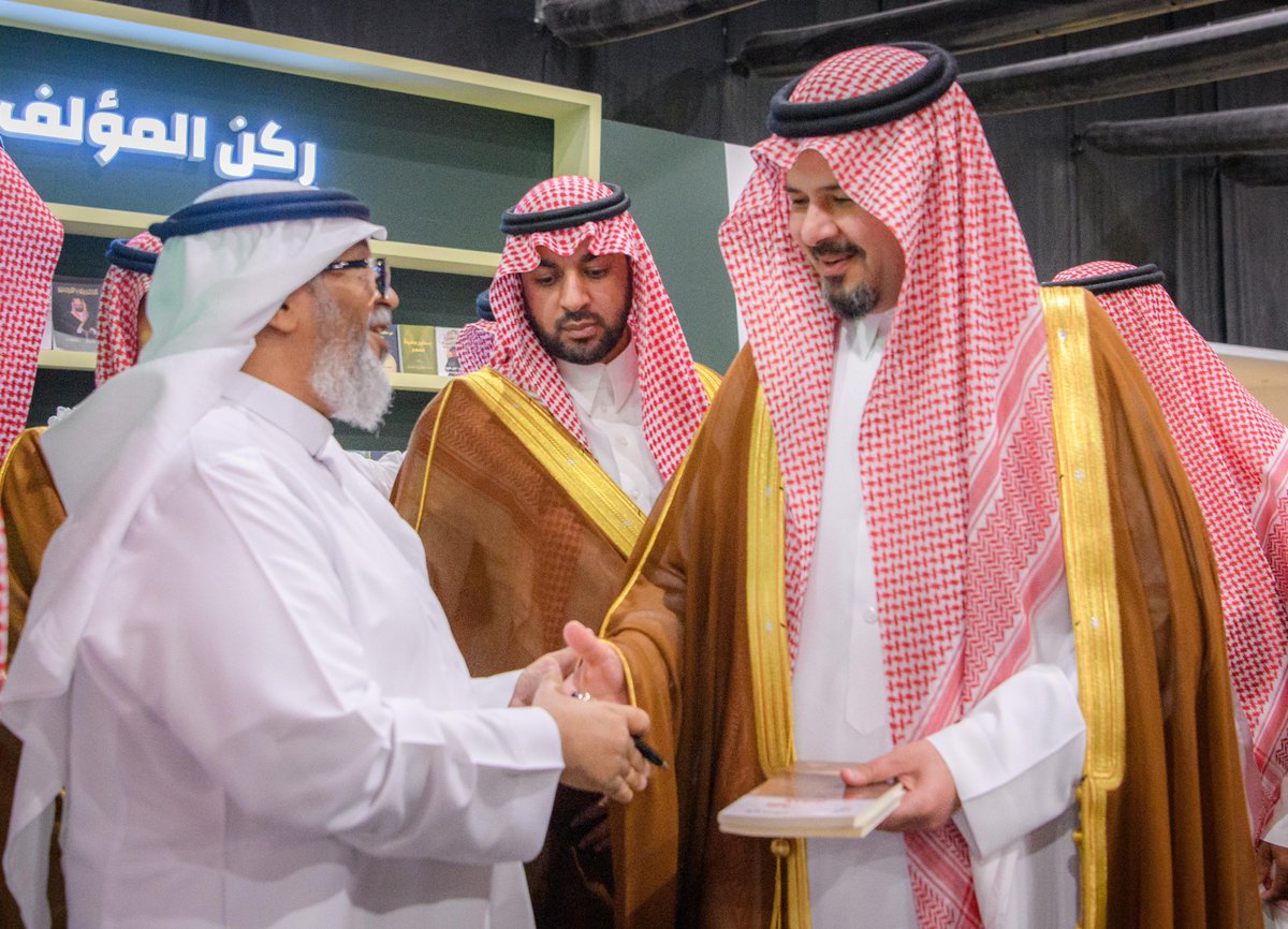 إمارة منطقة المدينة المنورة (@imarat_almadina) on Twitter photo وخلال جولة على <a href="/SaudiBookFairs/">معارض الكتاب في السعودية</a> في #المدينة_المنورة..
اطّلع سمو الأمير #سلمان_بن_سلطان على ما يقدّمه المعرض من محتوى معرفي وثقافي، وتجوّل بين أجنحته وأركانه، مستمعًا إلى شرح عن أبرز المبادرات الثقافية ودور النشر المشاركة. وخلال جولة على <a href="/SaudiBookFairs/">معارض الكتاب في السعودية</a> في #المدينة_المنورة..
اطّلع سمو الأمير #سلمان_بن_سلطان على ما يقدّمه المعرض من محتوى معرفي وثقافي، وتجوّل بين أجنحته وأركانه، مستمعًا إلى شرح عن أبرز المبادرات الثقافية ودور النشر المشاركة.