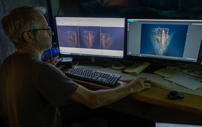 😊 Upcoming Fascinated by Shipwrecks podcast episode alert! Underwater cinematography.

🎧 Excited to talk with Evan Kovacs, founder of <a href="/MarineImaging/">MITech</a> to find out what's involved in filming shipwrecks underwater.

Evan filming at Titanic's bow. Credit: Brett Seymour