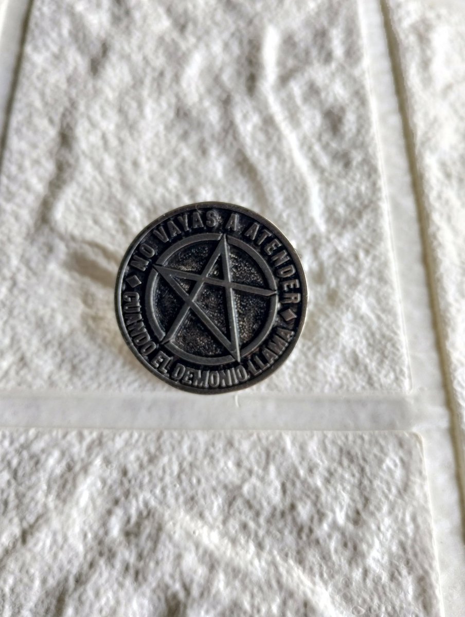 ferbar_ok's tweet photo. Holaaa
Amigos de CDMX o Estado de México 
Estoy poniendo a la venta Pins del Nuevo disco de Lali 
- Pin de Metal 
- 3 cm 
Ya solo tengo disponibles 8 piezas por si alguien le interesa hago entregas en punto medio o en algún metro Línea 2 
Para más info pueden enviar mensaje https://t.co/TjGklRhSbP
