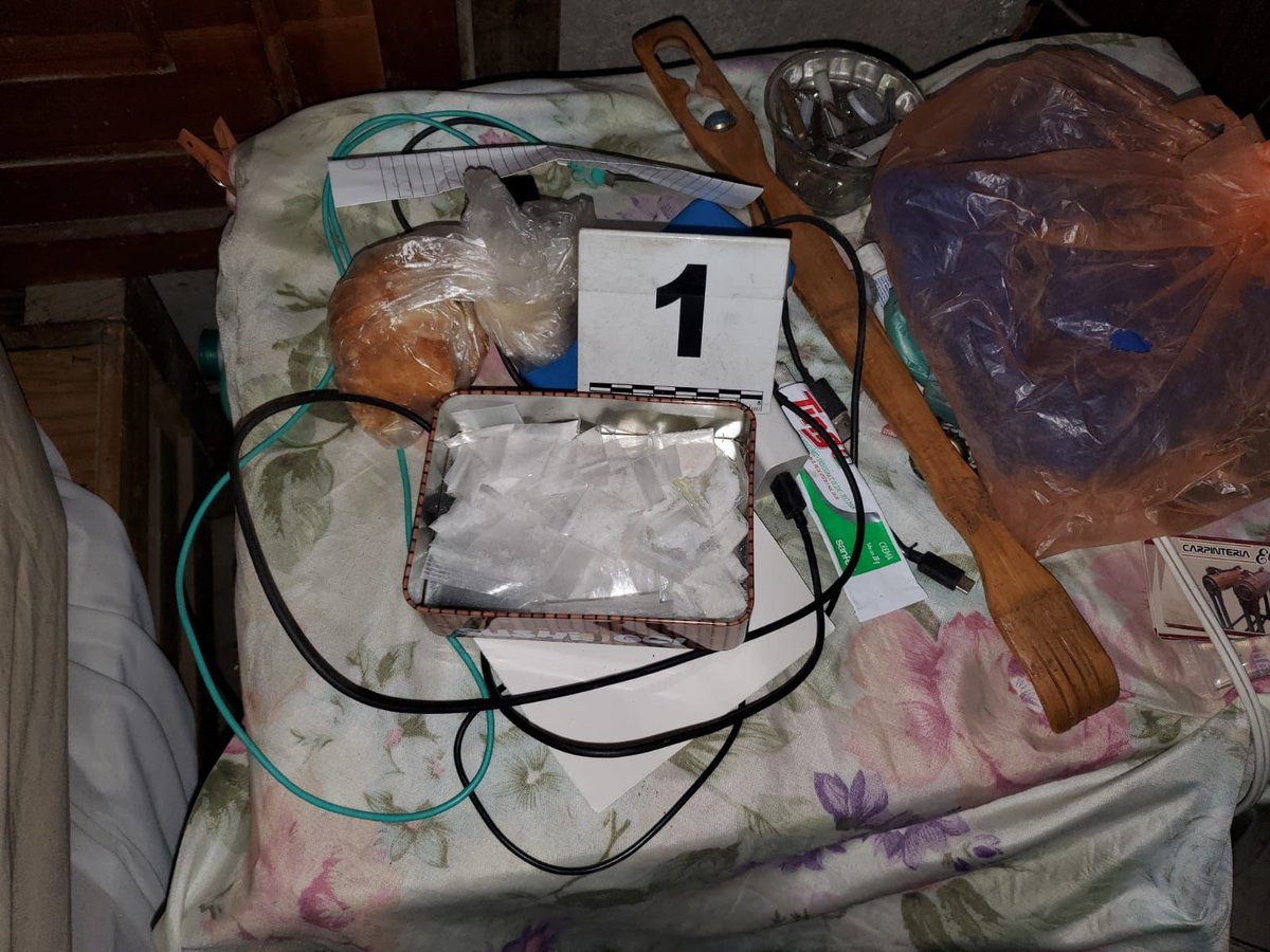 FiscaliaMich's tweet photo. #FiscalíaMich 🚨⚠️ Cumplimenta orden de #cateo en #Morelia; asegura más de mil 900 dosis de #metanfetamina y #detiene a cuatro personas ⬇️
https://t.co/8jtXZcjxWe https://t.co/GzLQN6v33C