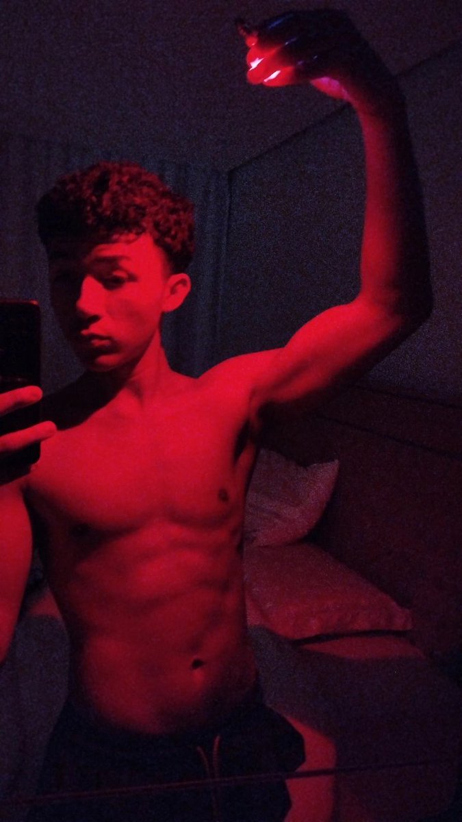 https_dhe's tweet image. Lanterninha com vibe de bordel