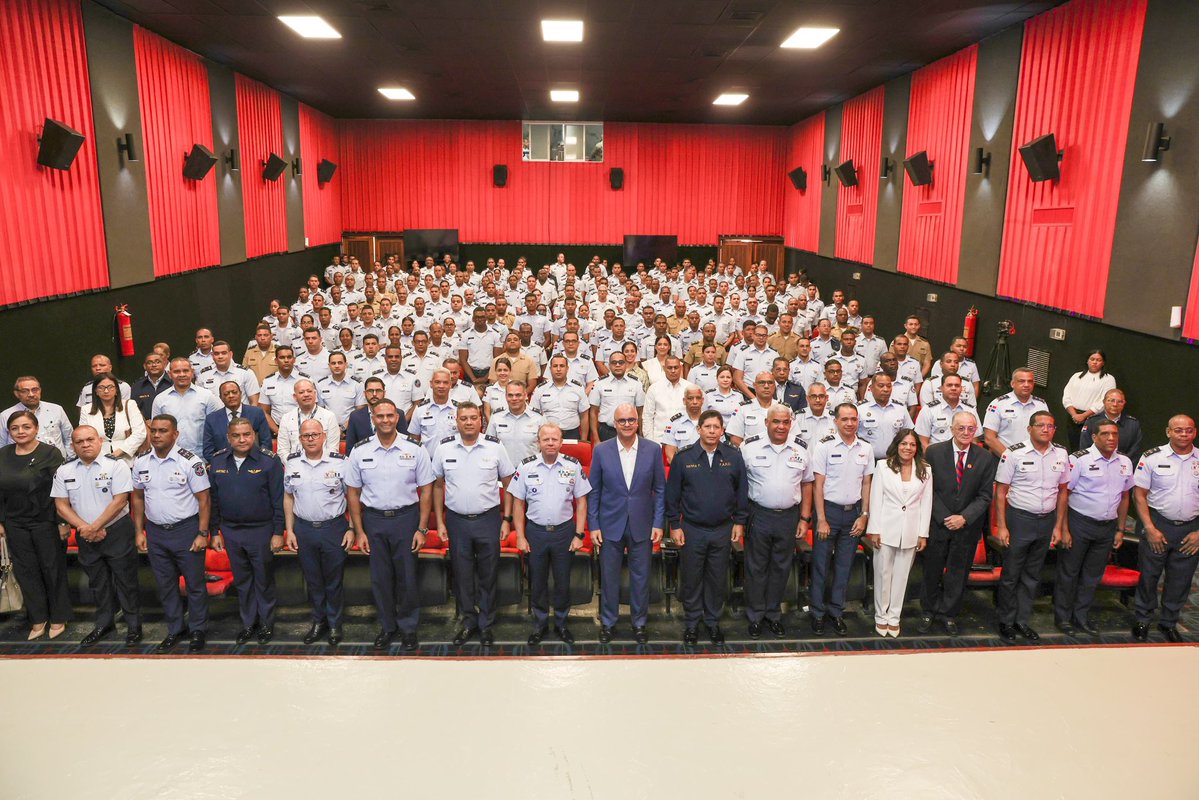 Agradezco a la <a href="/FuerzaAereaRD/">Fuerza Aérea de República Dominicana</a> por la invitación como expositor a la Conferencia “Importancia de la Aviación Civil en el marco del Desarrollo Nacional”. Fue una valiosa oportunidad para compartir conocimientos y destacar el papel fundamental que desempeña la aviación civil en el