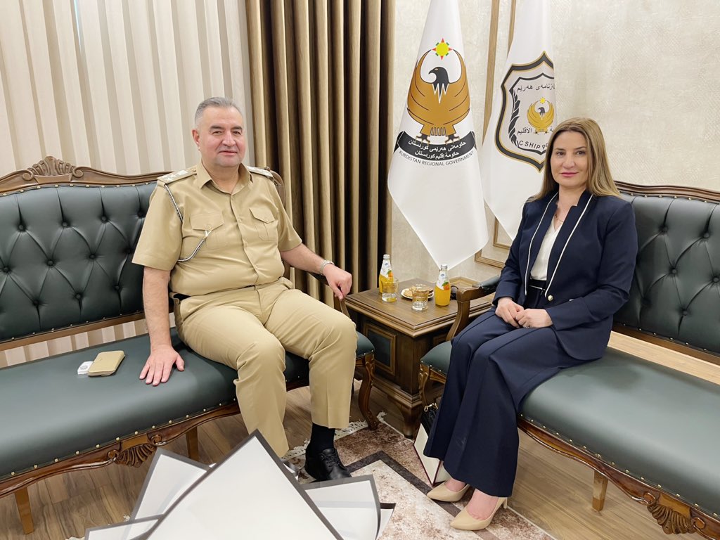 النائبة فيان دخيل تزور مديرية الجنسية والأحوال المدنية في دهوك

زارت النائبة فيان دخيل، عضو مجلس النواب العراقي، المديرية العامة للجنسية والأحوال المدنية في محافظة دهوك، حيث التقت بالسيد العميد الحقوقي دلدار نوري عباس شنكالي، وقدّمت له التهاني بمناسبة تسنمه مهام منصبه الجديد