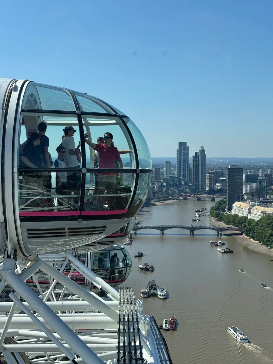 YanePinontoan's tweet image. Up up and London 🎡🇬🇧
Riding the London Eye with sky high views and city dreams 💫🌇🚤 #LondonEye #ThamesViews #SkylineMagic