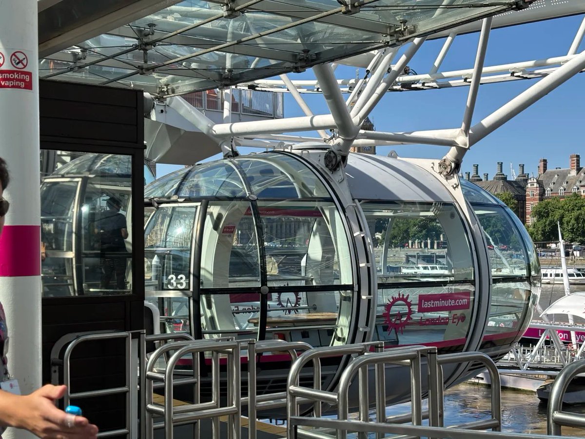 YanePinontoan's tweet image. Up up and London 🎡🇬🇧
Riding the London Eye with sky high views and city dreams 💫🌇🚤 #LondonEye #ThamesViews #SkylineMagic
