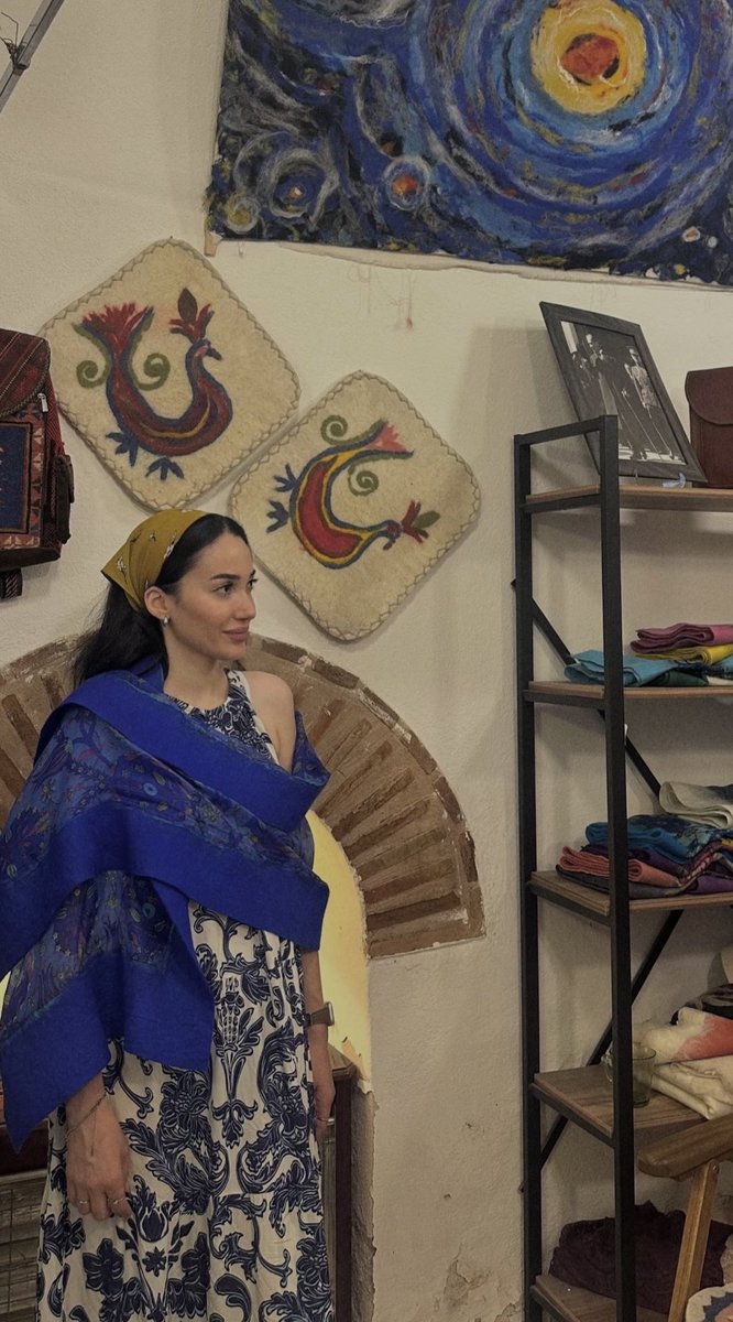 Bugün İzmir’deki keçe atölyesinde, Erzurum’umuzun kültürel mirası olan Ehram kumaşımızı anlattım. Kültürleri birbirine dokuyan bir sanat köprüsü inşa etme niyetiyle bir proje buluşması yapmaya karar verdik. 🪬