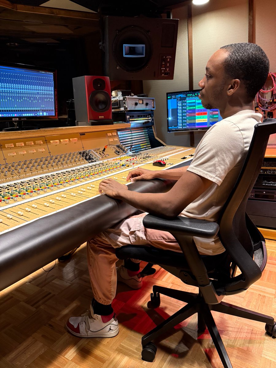 omegastudios's tweet image. Isaiah Rowe chillin at the API. 

#AudioSchool #SoundEngineerLife #RecordingArts #SSLConsole #NeveConsole #APIConsole #AnalogGear #OutboardGear #Microphones #AudioRecording #SoundTech #RockvilleMD