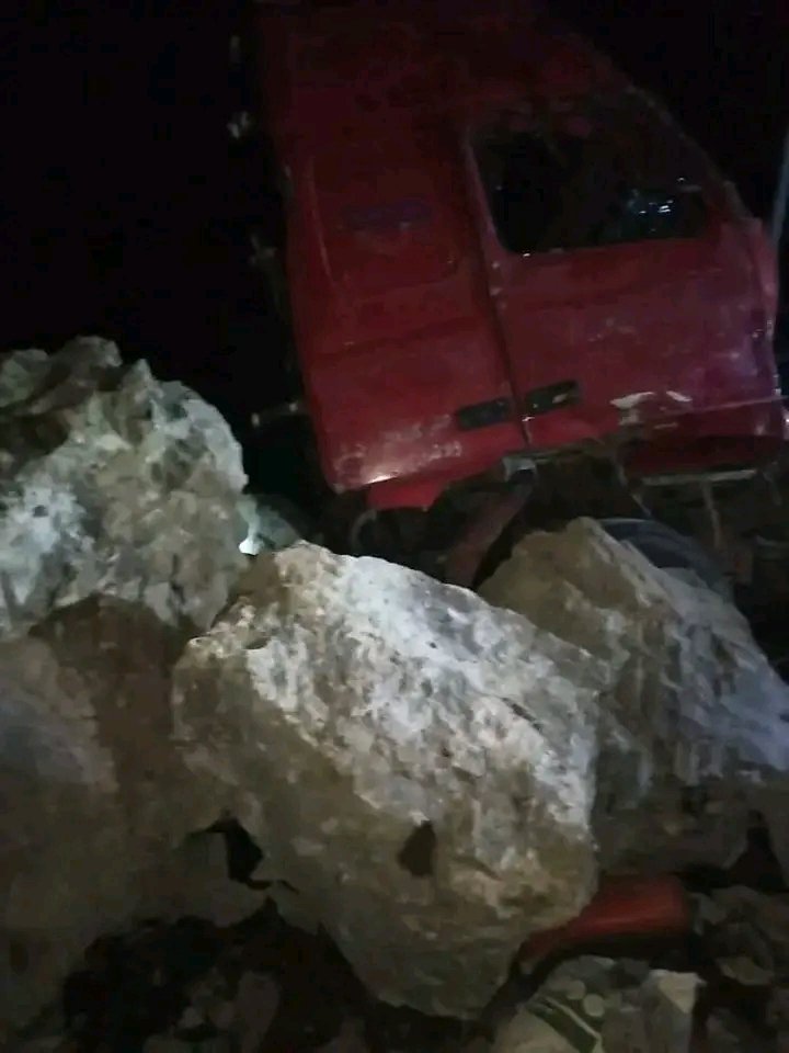 ذمار انهيار صخري مروع يقضي على4 قواطر وسيارتين ودراجة نارية في نقيل بني سلامة بمديرية المنارآنس بعدأن تسببت السيول بقطع الطريق ما أدى إلى تكدس المركبات في موقع واحد تحت الجبل مع الامطار انهارالجبل ليدفن قاطرة ديزل و2قواطر دقيق وقاطرة سماد وسيارتين مرور ودراجة إلى جانب خسائر بشرية