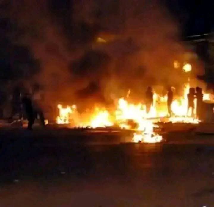 عاجل الان عدن الشيخ عثمان ..والمنصورة والعملاء كلها تشتغل 
قطع وحراق إطارات فب منطقه الشيخ الدويل وبجانب سوق الطيور
ليلة لا أمارات بعداليوم