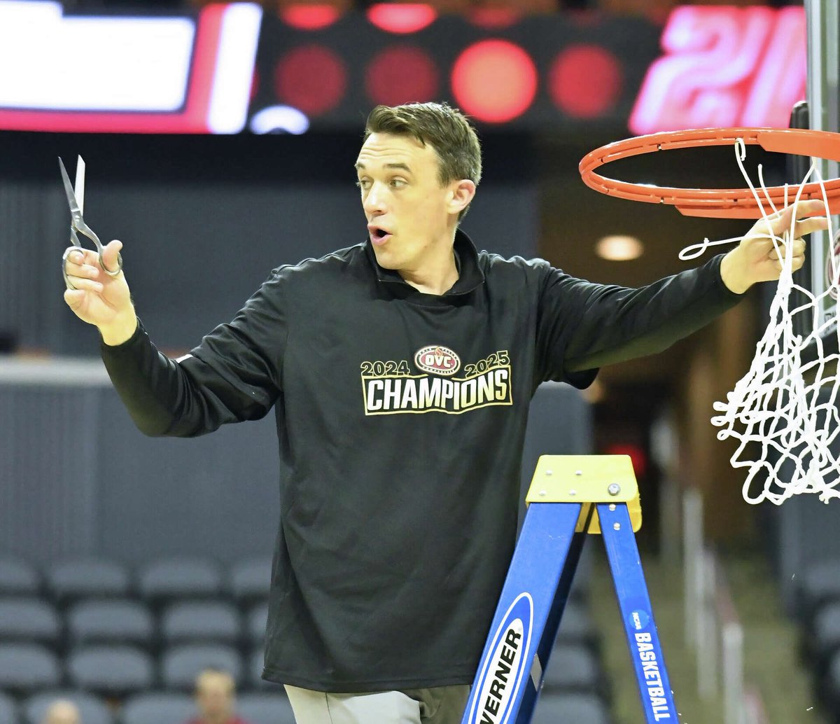 Inside The Cougars (@insidesiue) on Twitter photo Brian Barone, SIUE head coach, has signed a 5 year contract extension, per <a href="/GoodmanHoops/">Jeff Goodman</a>.
This is absolutely HUGE for SIUE! Coach Barone is truly building something special in Edwardsville! Brian Barone, SIUE head coach, has signed a 5 year contract extension, per <a href="/GoodmanHoops/">Jeff Goodman</a>.
This is absolutely HUGE for SIUE! Coach Barone is truly building something special in Edwardsville!