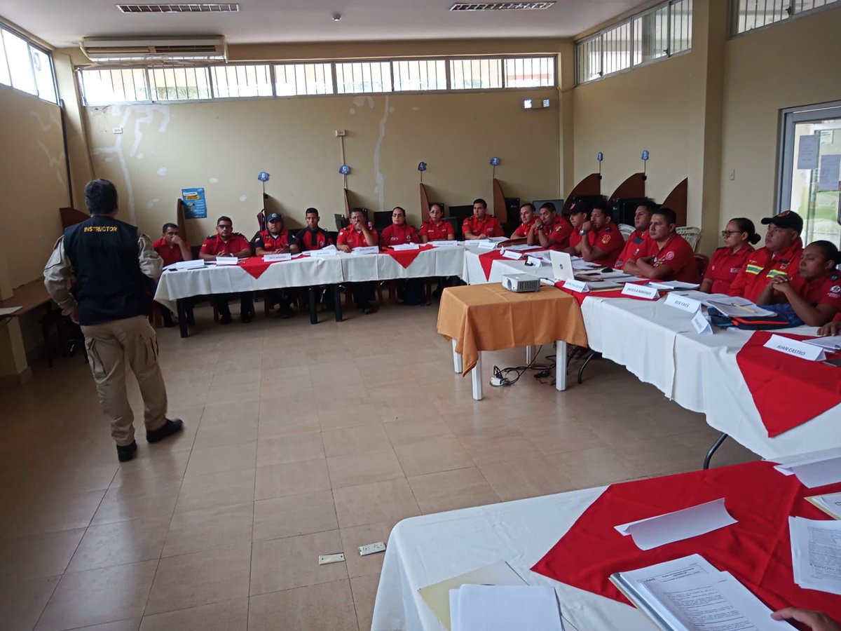 📍📌 En #Bomberos #Puebloviejo, se lleva a cabo el curso Primera Respuesta a Incidentes con Materiales Peligrosos.

👨‍🚒☢️ El Tnte. José Aguirre y el Bro. Cristian Vera, en representación de nuestra institución, participan en esta jornada de formación

⬇️
facebook.com/share/p/1BAG1d…