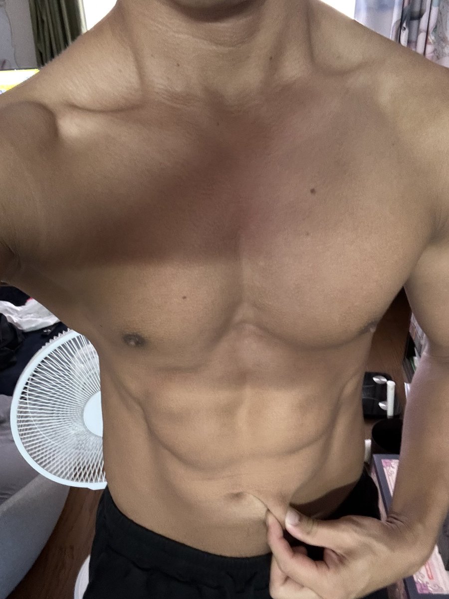 順調〜、のように見えてちょい焦ってます💦
初コンテストまであと5週間ちょい、できればあと2週間で脂肪落とし切りたい😭
多分あと1〜1.5kgくらい？初めての減量だからあとどれくらいとかの感覚がわからん！😭
#筋トレ
#減量