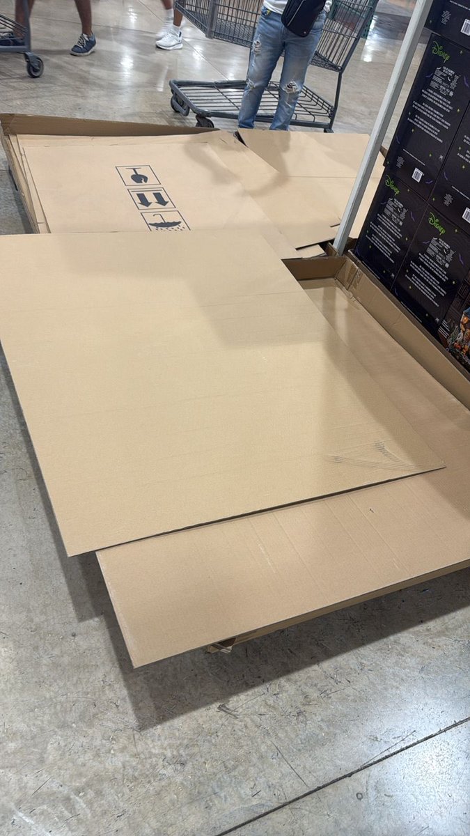 LauraGranadosP's tweet photo. @CostcoMexico @Costco 
Como me puedo registrar como revendedora para obtener el privilegio de que en el #costcomerida me dejen pasar antes y apartar todo lo que yo quiera? Porque hoy llegué 9:58 am cuando se supone que estaba cerrado y ya estaban los revendedores pagando https://t.co/cCBQ25CQXf