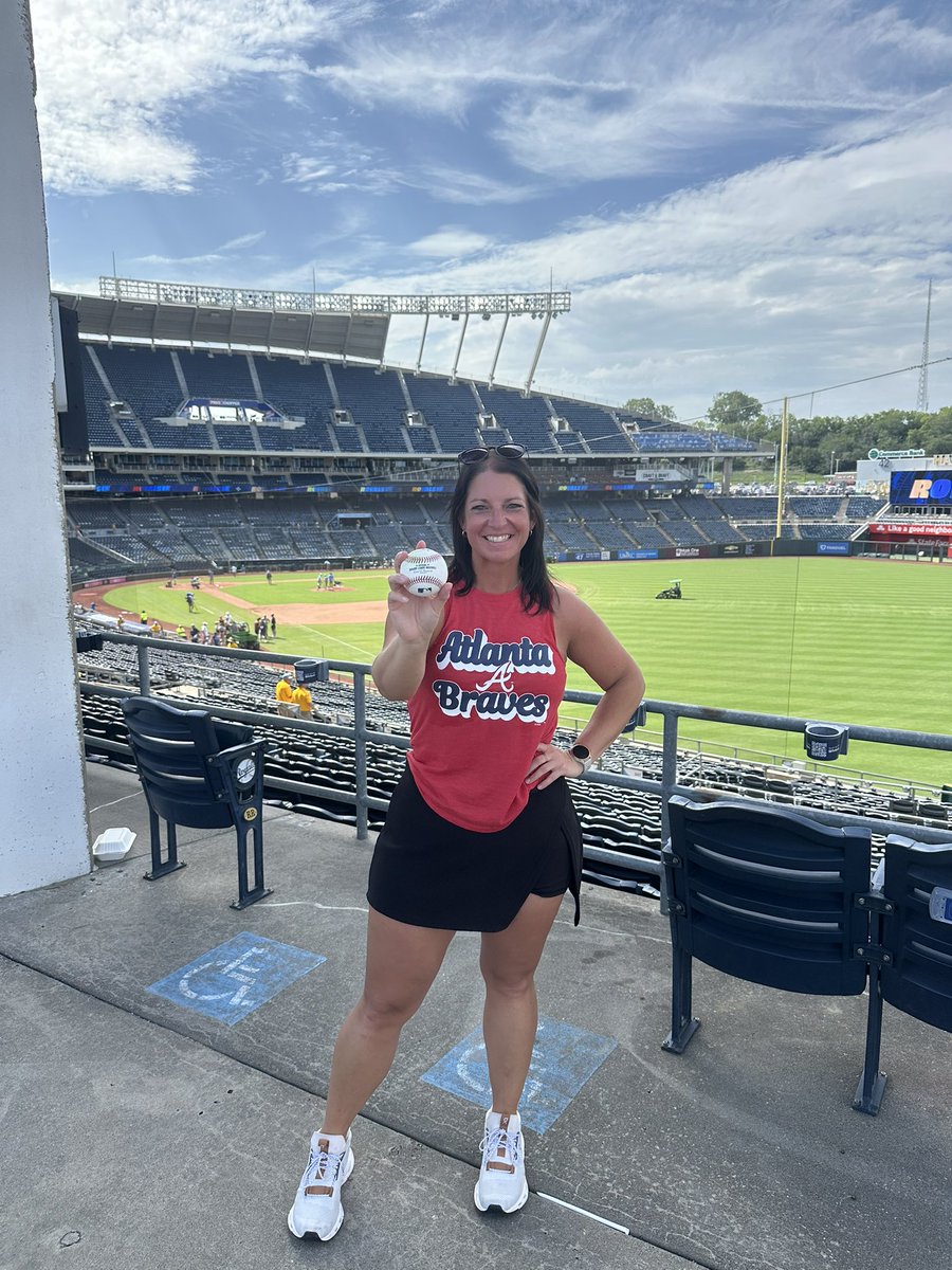 dunkadunk89's tweet photo. Thank you Tom Goodwin, @Braves 1st base coach, for throwing us up a ball during the 7th inning today!! So cool! ⚾️ https://t.co/TkCUCMdxpW
