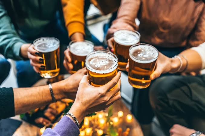 Kenya raises legal drinking age from 18 to 21! 🚫🍻
Anyone under 21 is now banned from buying, selling, drinking, or even entering alcohol-selling spots.