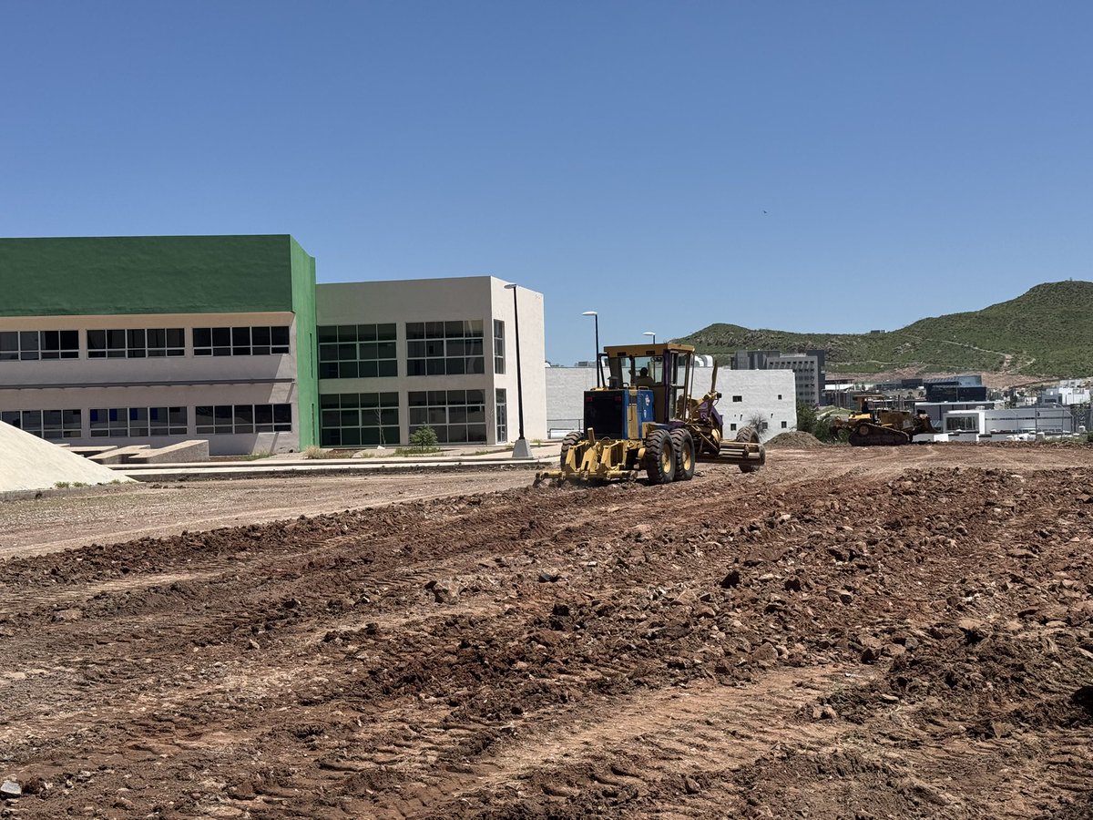 Iniciamos trabajos de pavimentación en Biblioteca y Mecatrónica. Gracias a gestiones del Secretario de Educación; Lic. Francisco Hugo Gutiérrez Dávila, al Subsretario el Lic. Guillermo Márquez Lizalde y al Secretario de Comunicaciones y Obras Públicas; el Ing.Jorge Chánez Peña.