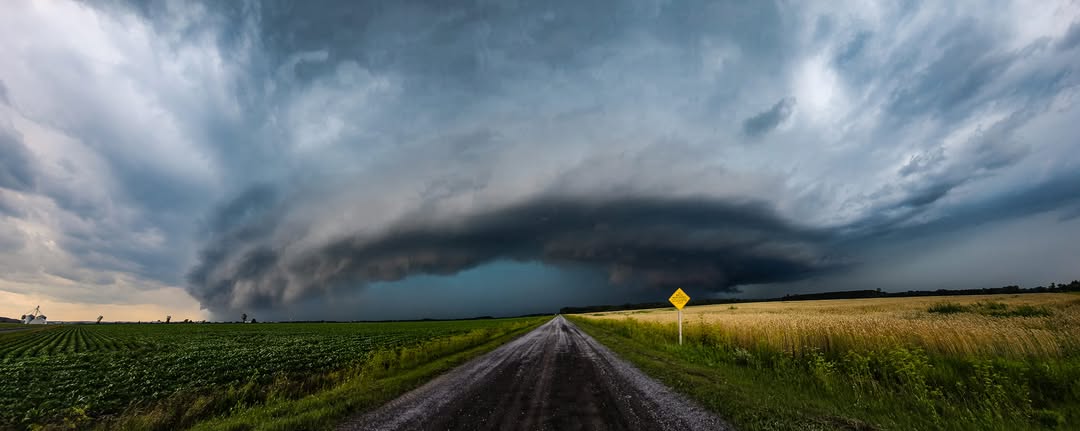 Can't believe I let myself forget the anniversary of the greatest Eastern Ontario storm chase I've ever had in my 10+ years of chasing here. This is probably the most powerful storm I have chased around here, too.

July 13th, 2023, Fournier, Ontario.