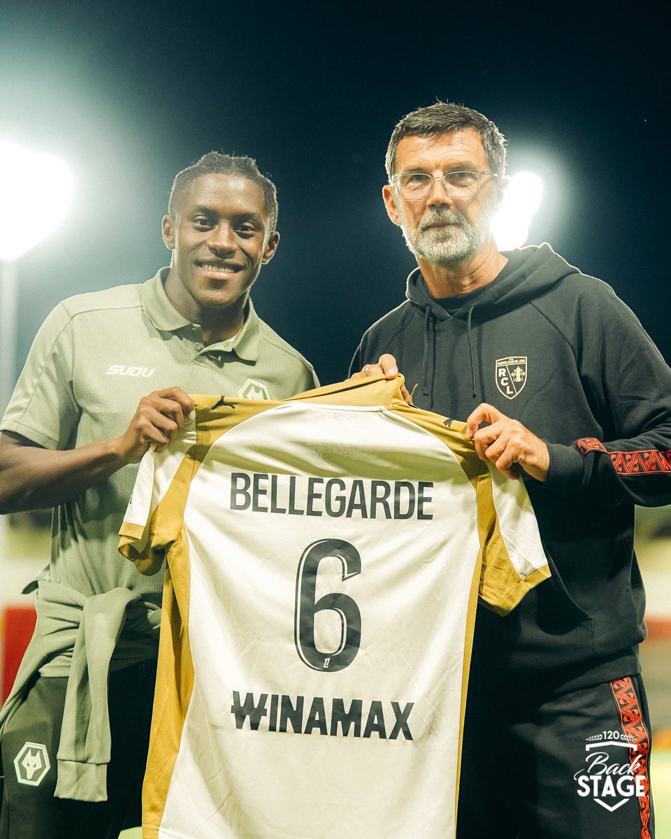 Racing Club de Lens (@rclens) on Twitter photo Sous le signe des retrouvailles 🤝
Après #WOLRCL, Éric Sikora a offert le troisième maillot 2025/26 à <a href="/Bellegarde_Jr/">JeanRicner Bellegarde</a>, milieu #MadeInGaillette dont il a été le formateur. Une attention symbolisant l'affection mutuelle entre le club et cet enfant du Racing.
#𝑩𝒂𝒄𝒌𝗦𝗧𝗔𝗚𝗘 Sous le signe des retrouvailles 🤝
Après #WOLRCL, Éric Sikora a offert le troisième maillot 2025/26 à <a href="/Bellegarde_Jr/">JeanRicner Bellegarde</a>, milieu #MadeInGaillette dont il a été le formateur. Une attention symbolisant l'affection mutuelle entre le club et cet enfant du Racing.
#𝑩𝒂𝒄𝒌𝗦𝗧𝗔𝗚𝗘
